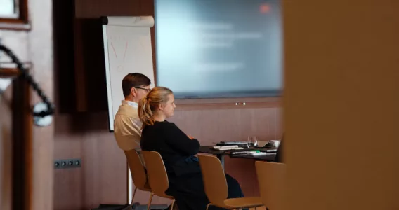 Warme vergaderruimte met aandachtige deelnemers